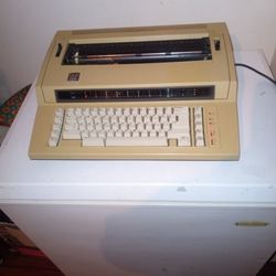 Vintage IBM Action writer Electric I Typewriter 