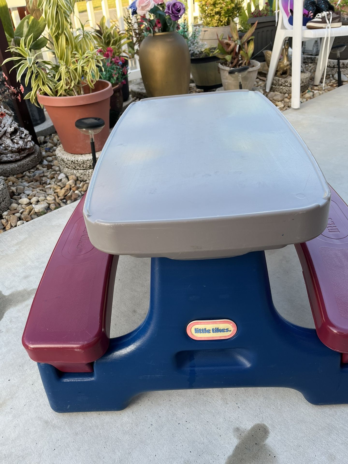 Children's table with benches in good condition measures 26 inches long, 16 inches wide, 18 inches high, and the height of the benches is 8 1/2 inches
