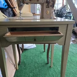 Vintage Singer Sewing Machine With Table 