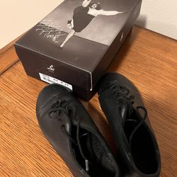 Leo Tap Shoes Size 4.5M