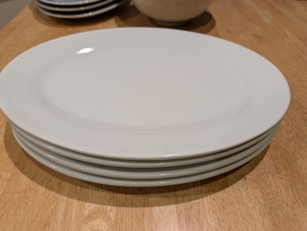 Set of White Oval Dinner Plates