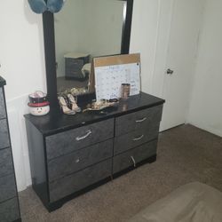 Dresser With Mirror