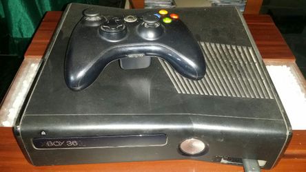 Xbox 360. W/ 10 games and 1 remote