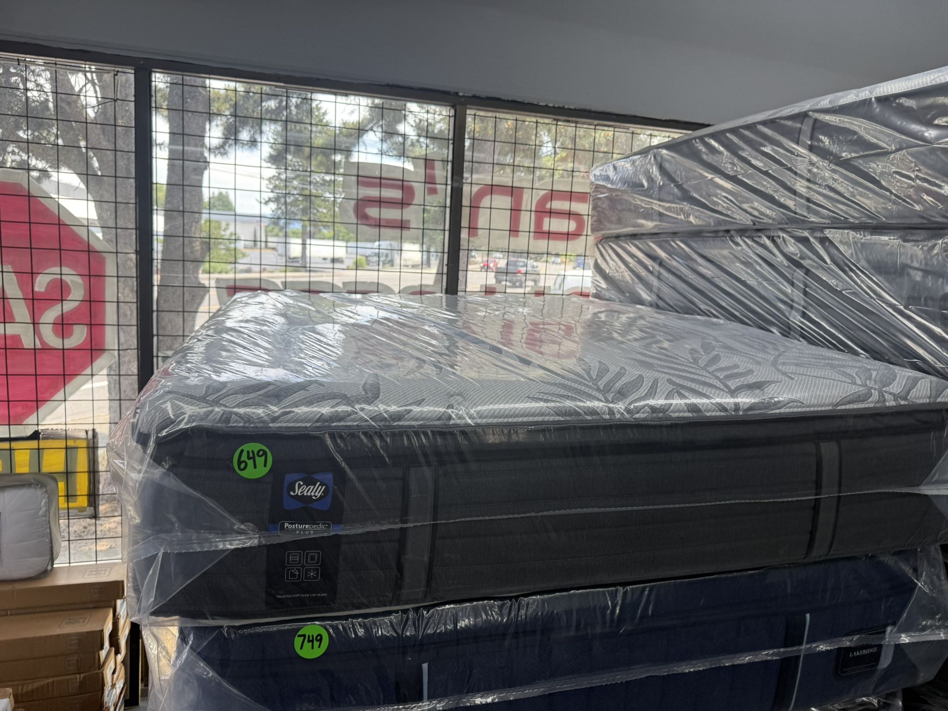 QUEEN SIZE SEALY POSTUREPEDIC PLUS PILLOW TOP MATTRESS & BOX SPRING BED SET