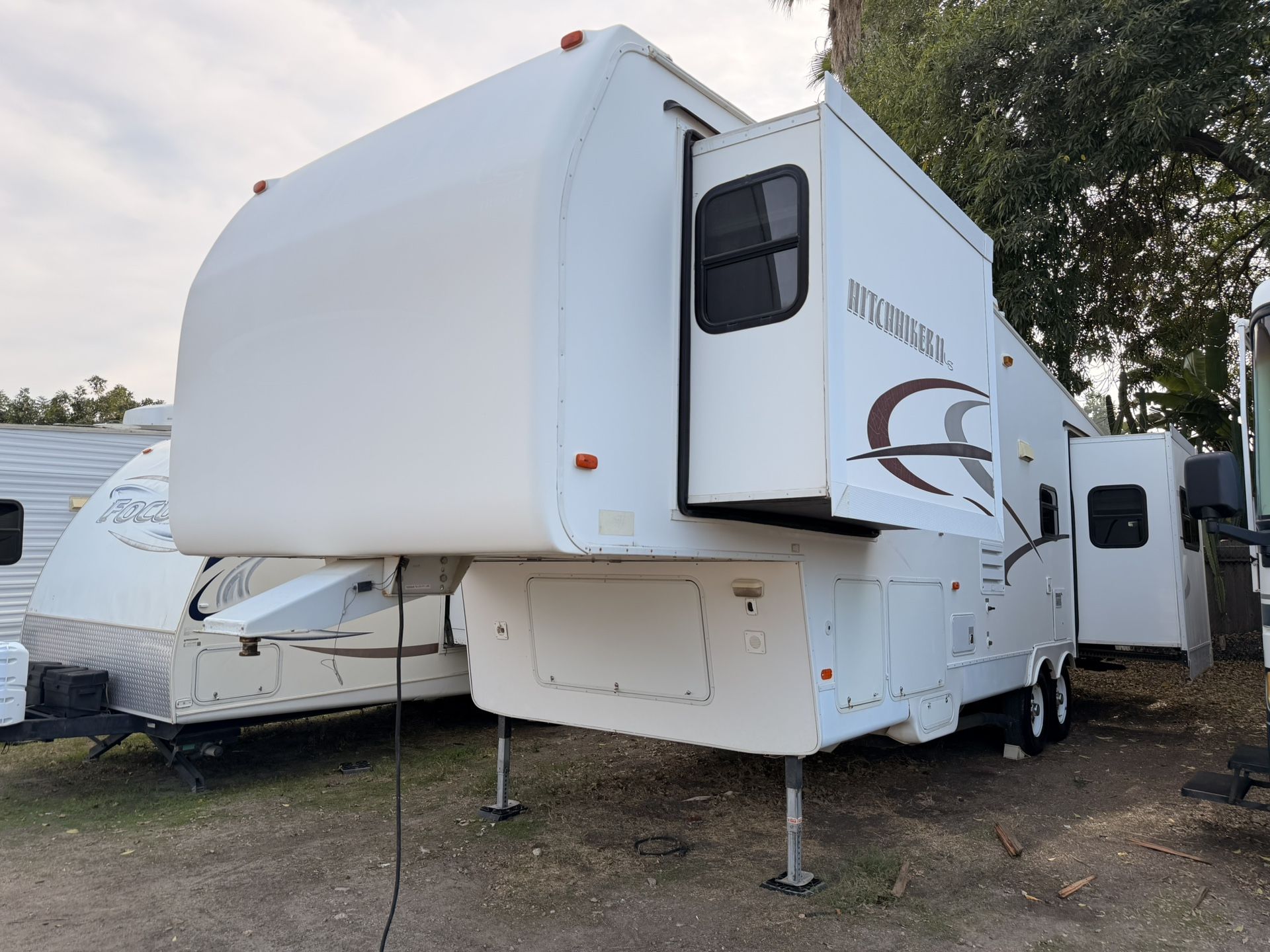 2004 Hitchhiker 5th Wheel