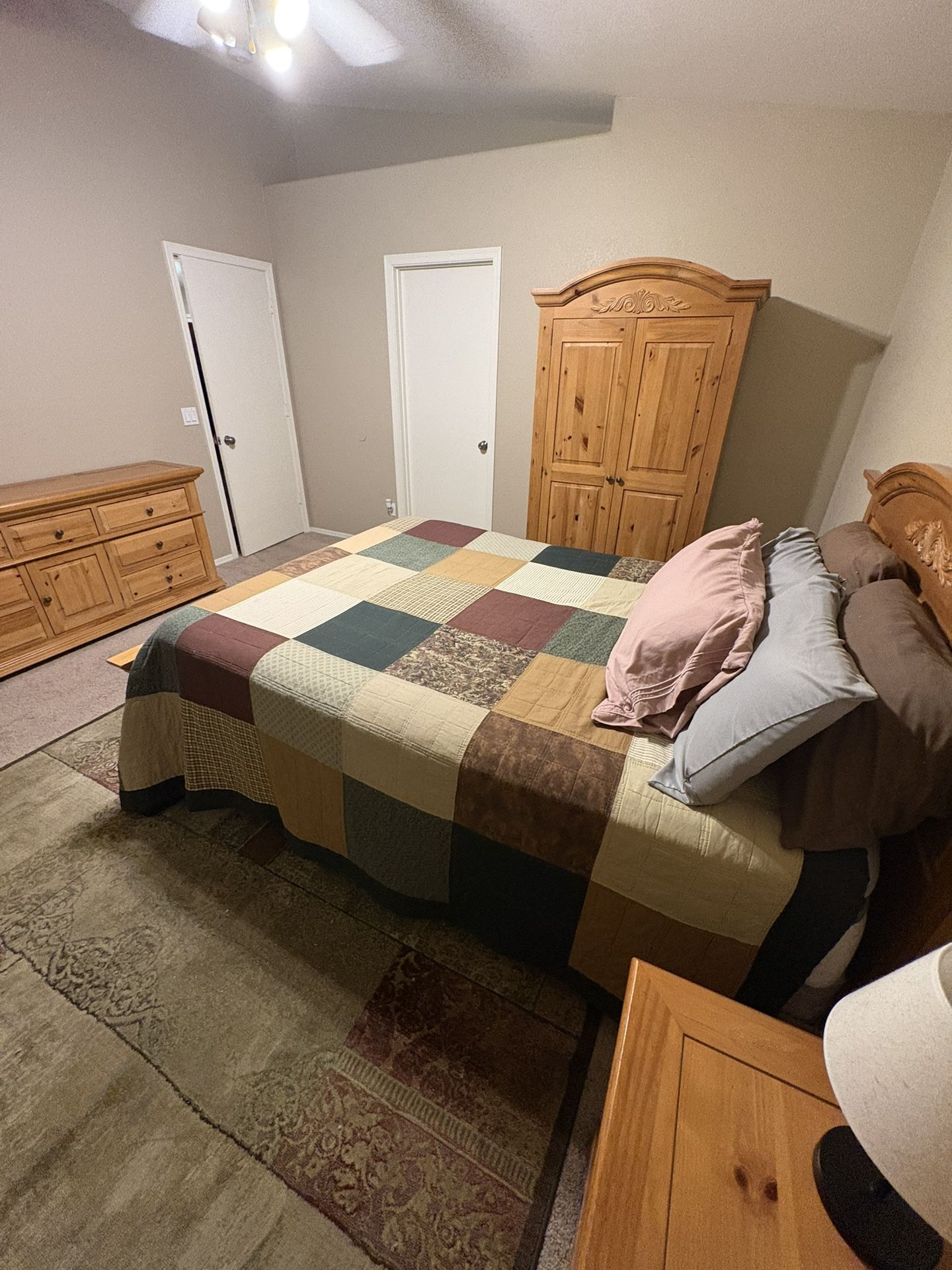 Broyhill Queen Bedroom Set!!!