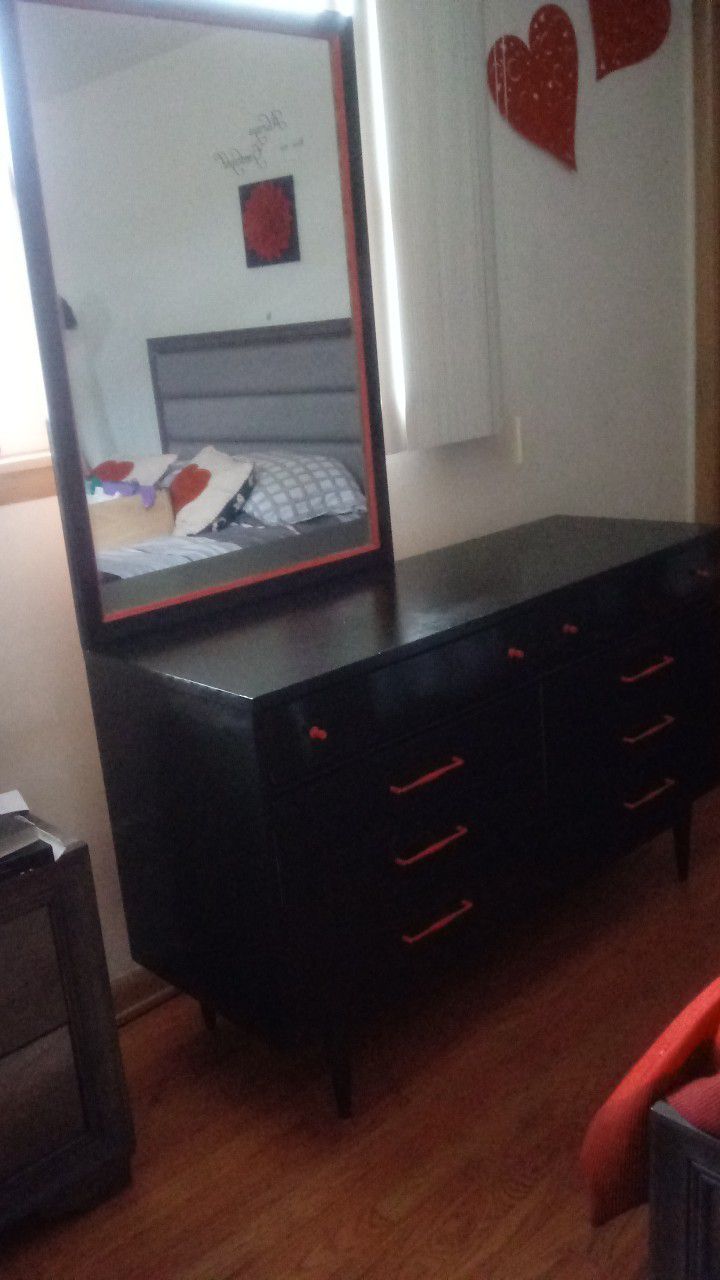 Dresser with mirror / tocador