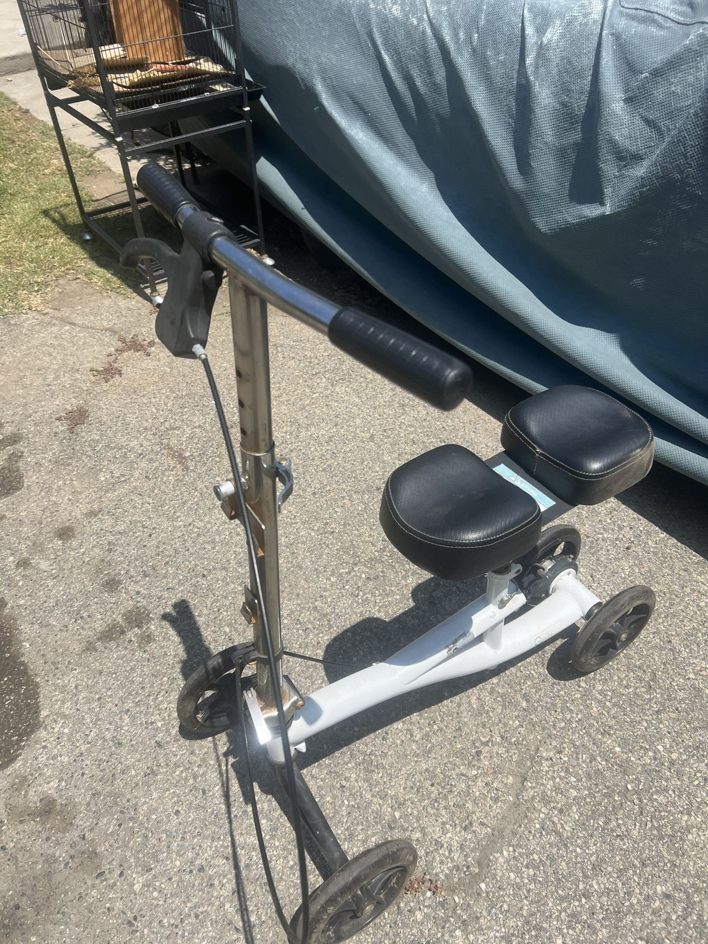 Medical knee scooter