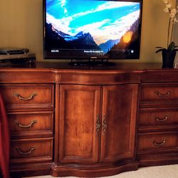 Solid Wood Cherry Finish Traditional Dresser