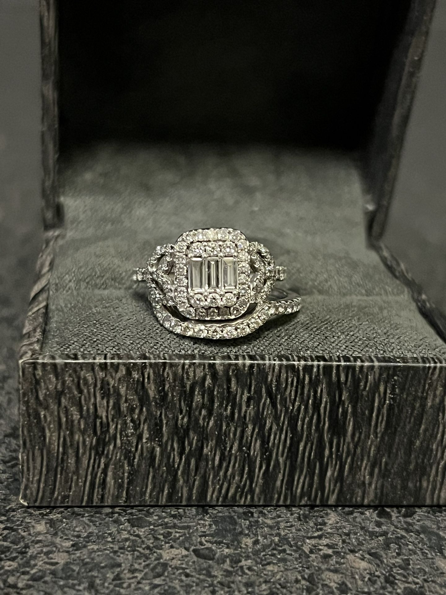 NATURAL DIAMOND BAGUETTE RING WITH BAND