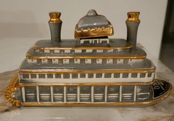 🚢 Vintage 1968 River Queen Steamboat Whiskey Decanter – $35