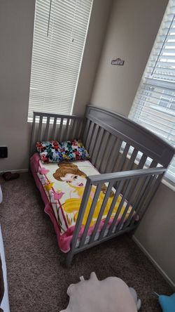 Baby Crib/ Toddler Bed