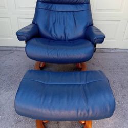 BLUE EKORNES STRESSLESS RECLINER CHAIR AND OTTOMAN