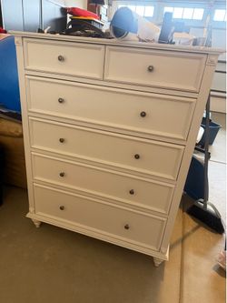 White dresser in very good condition
