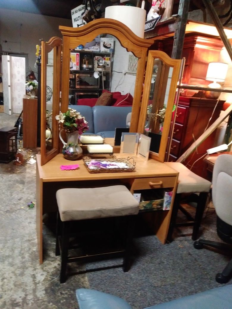Gorgeous Large Tri-Fold Oak Vanity Mirror w/o Desk