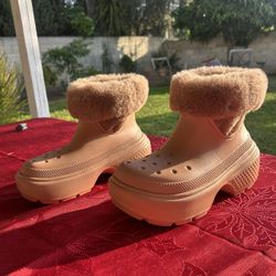 NWT Crocs Stomp Lined Boot Shoes Womens Size 7 Faux Fur Lined Winter Clog