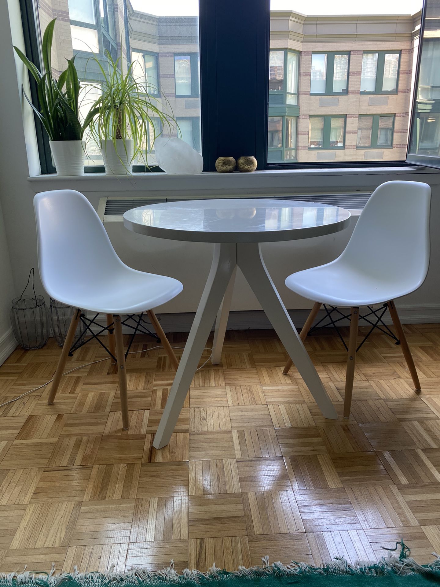 West elm dining table (white) + 2 chairs (white)