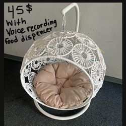 BEAUTIFUL SMALL PED BED WITH Automatic Pet Feeder both for $45 pick up downtown LA Tokyo area