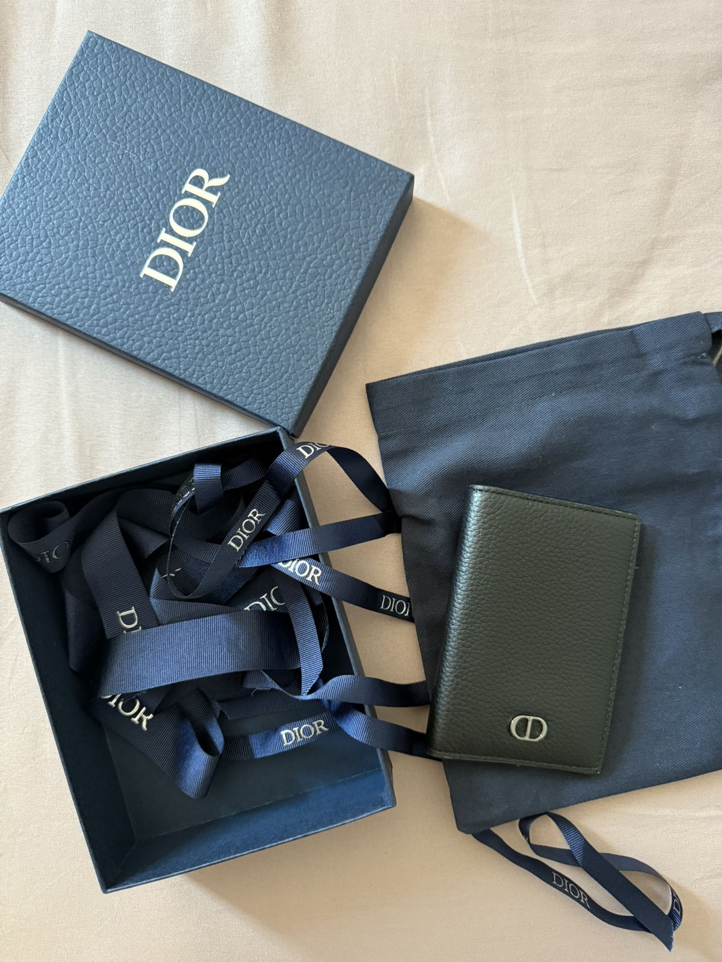 CD Icon Vertical Bifold Card HolderPearl Necklace