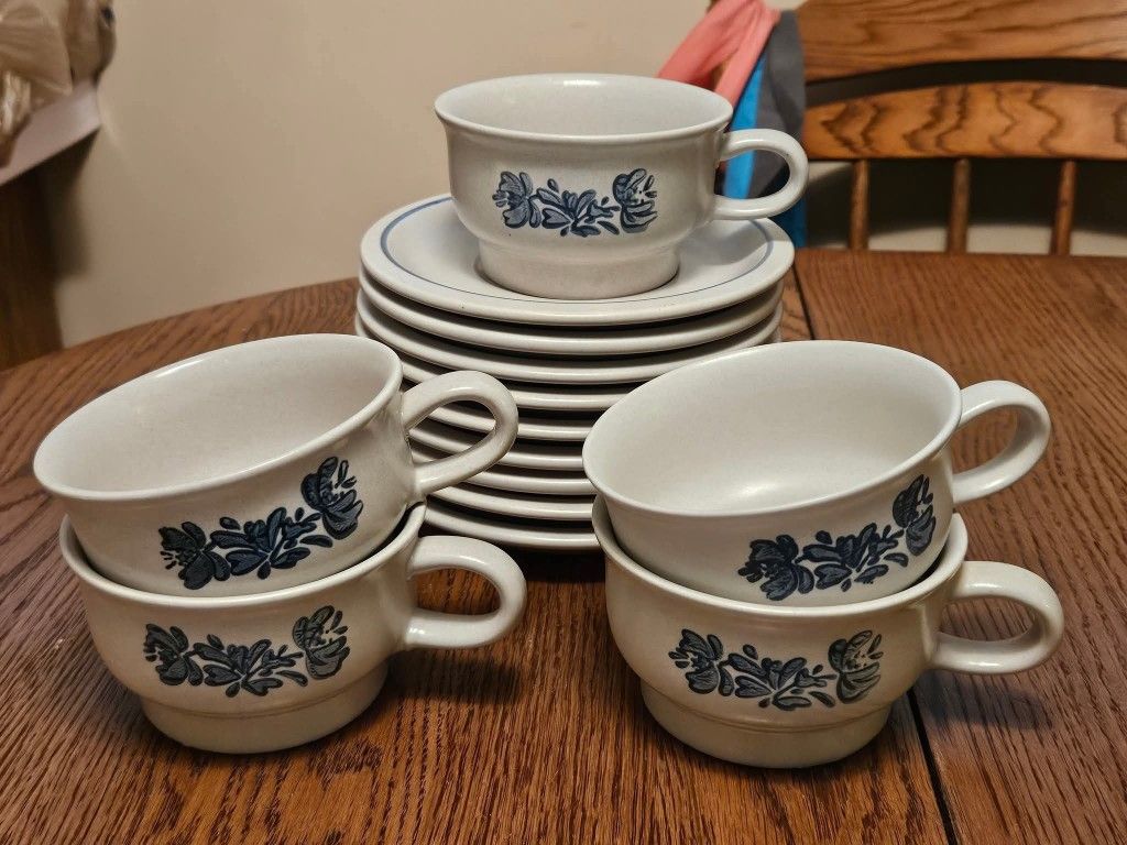 Pfaltzgraff Yorktowne 5 Coffee Mugs And 9 Saucer Plates
