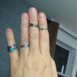 4 Fashion Rings 