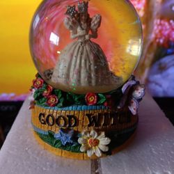 Wizard Of OZ SNOWGLOBE