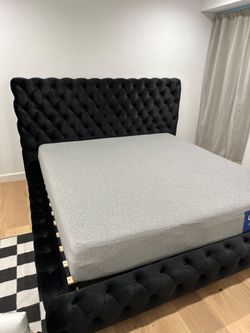 King Size bed frame with mattress including  new in a box.     Cama King size Colchon incluido nueva en caja