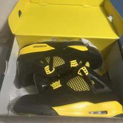 Jordan’s 4s Thunder 