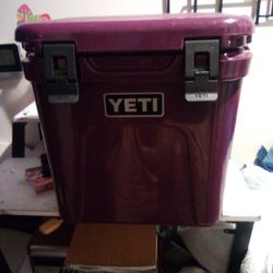 Like New Yeti Roadie 24 Hard Body Cooler Travel Ice Box