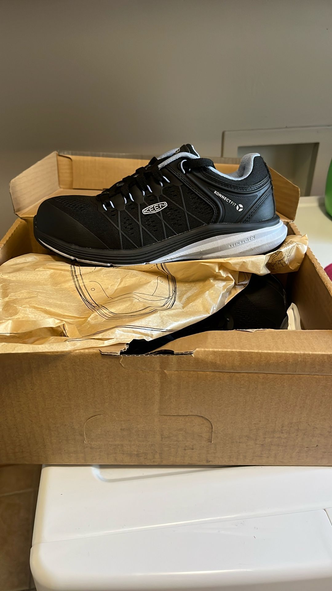 Woman’s Size 6 Steel Toe Working Shoes