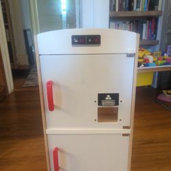 Hape Gourmet Kitchen Wooden Fridge | Cabinet Style Refrigerator Fridge Freezer with Ice Dispenser 