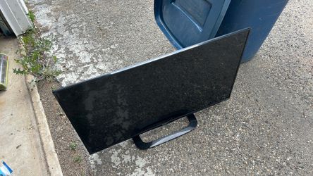 40in Sharp Aquos TV (does not turn on)