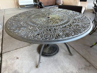 Intricate Lattice Round Outdoor Umbrella Table
