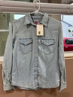 Levi’s light blue denim button up shirt