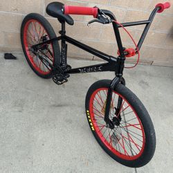 24 Inch Throne, Goon