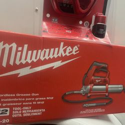 Milwaukee M12 Grease Gun Kit