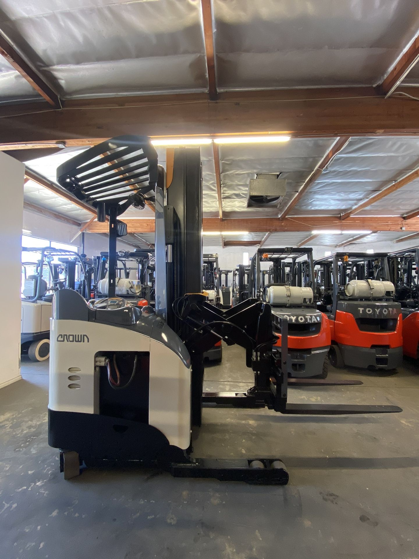 2020 Crown Reach Truck Forklift 