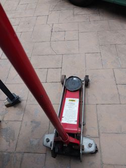 2-  1/4 TON CAR JACK LIGHTLY USED EXCELLENT WORKING CONDITION