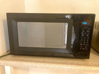 Large Microwave Maytag 2.1 cubic foot Counter Top