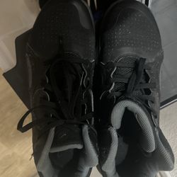 Like new black Nike basketball shoes size 9 men’s