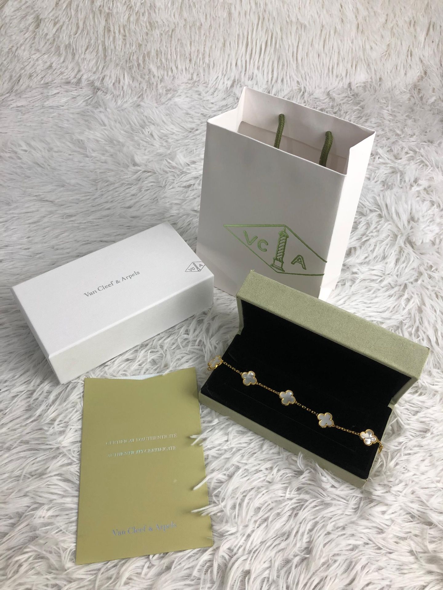 Pre-Owned White Van Cleef Arpels Clover Bracelet