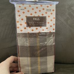 BRAND NEW SET OF 4 NAPKINS 