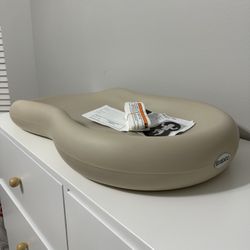 Keekaroo Peanut Baby Changer 