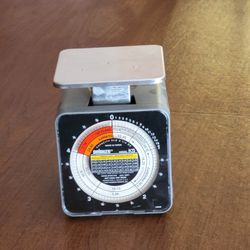 Pelouze Model K5 Tabletop Mechanical Postal Scale Capacity 1/2 oz to 5 
lb.  Pre-owned, good working and cosmetic shape. Weight 1lb plus 
shipping mat