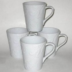 Material Porcelain and 24k gold Set of 4 Collectible Corning Corelle Bella Faenza coffee/ tea Mug