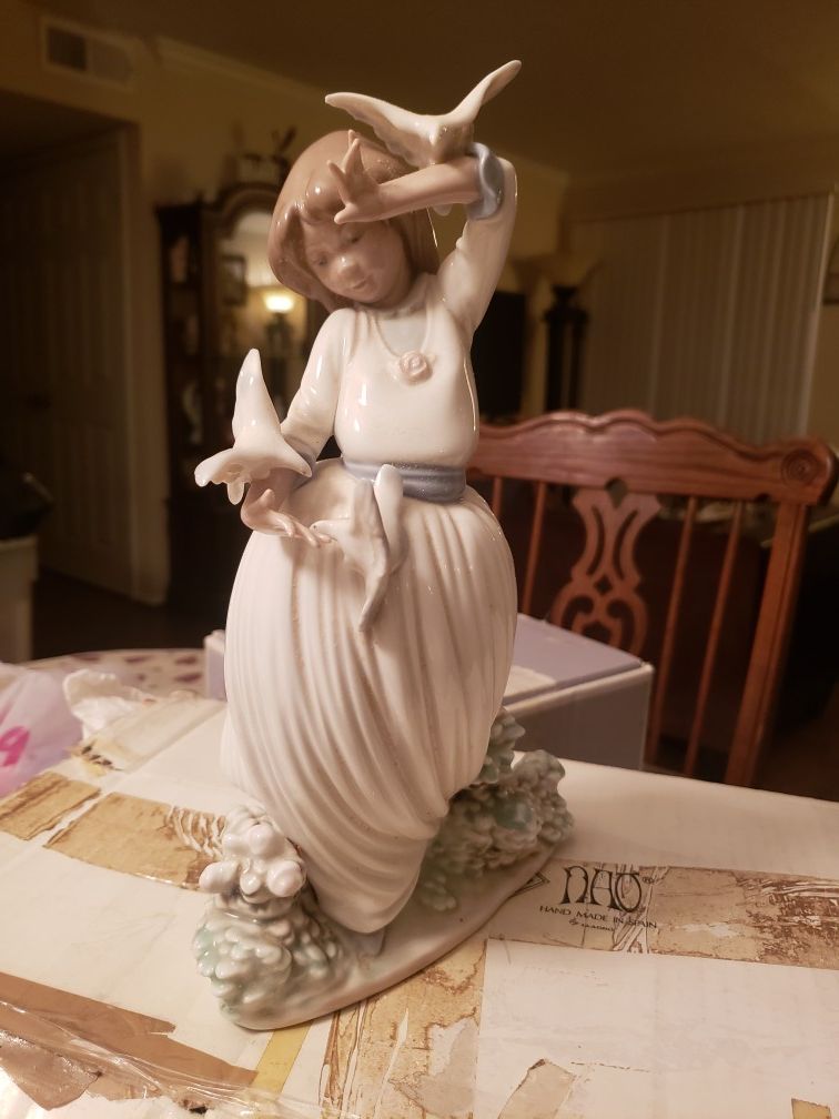 Very Rare Daisy Girl Lady holding, NAU made in Spain, by LLADRO