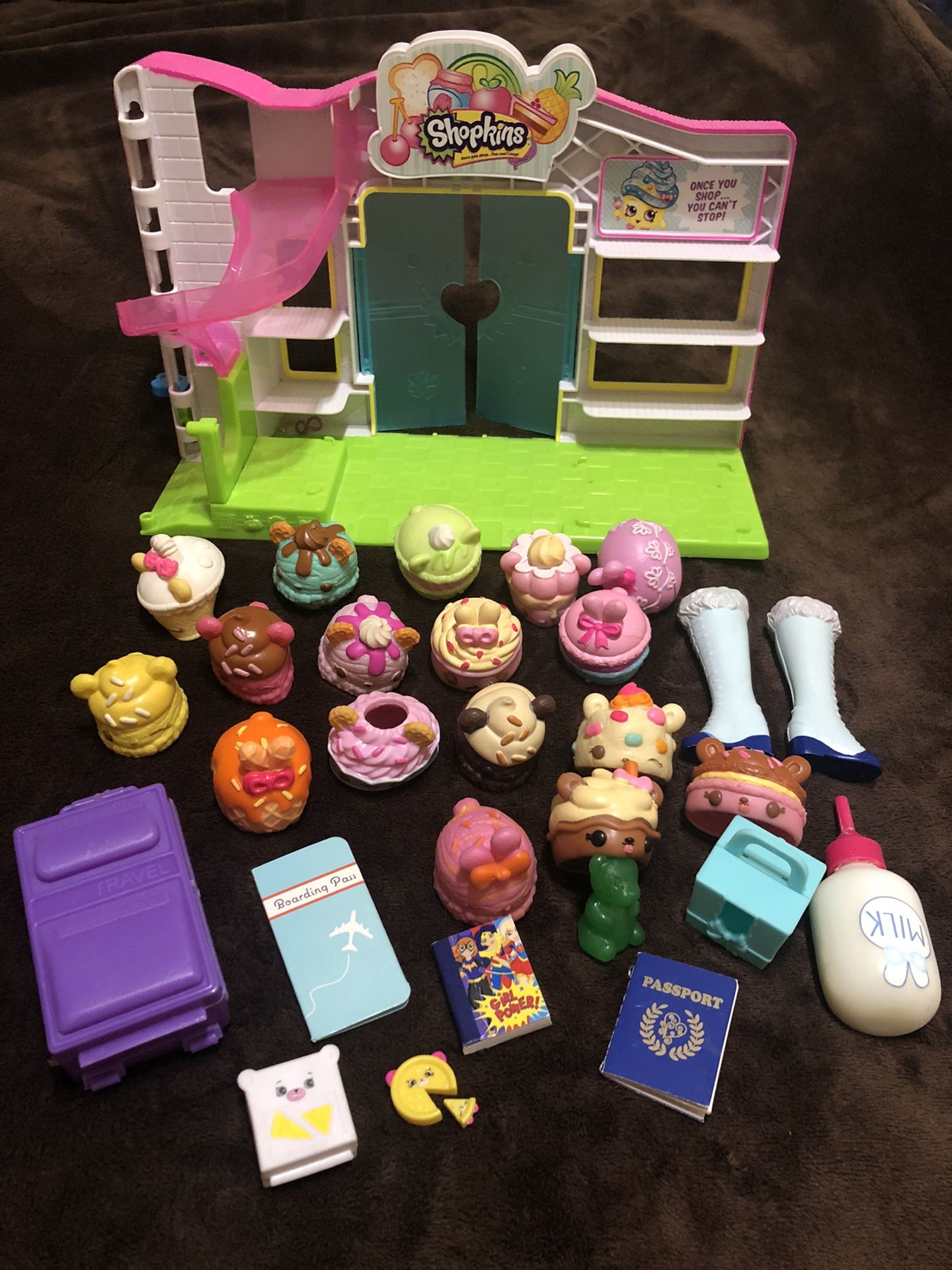 SHOPKIN Mini Mart Toy and Num Noms Collectibles