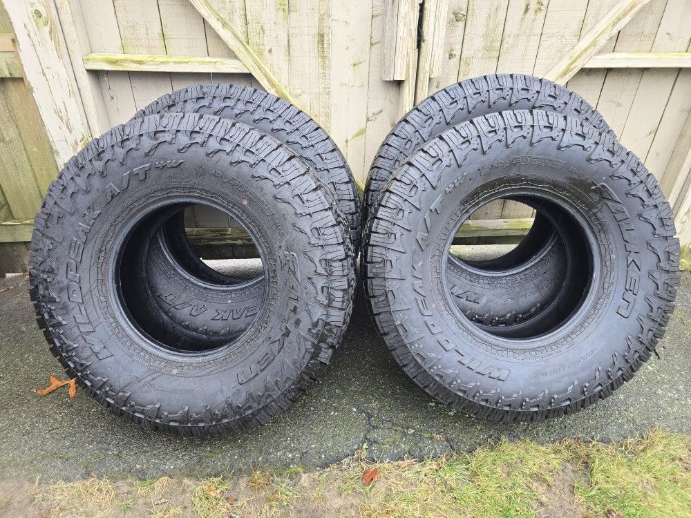37x12.50x17 Falken Wildpeak At4w