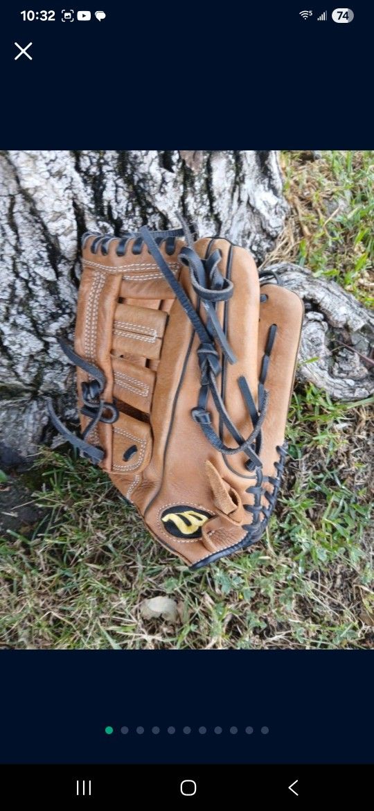Wilson A900 "YOUTH" BASEBALL GLOE ( SEE PICS,) LOCATED IN GLENDORA