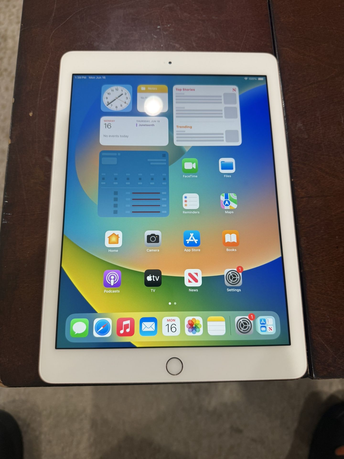 iPad 6th Generation In Pristine Condition It Comes With Otterbox Case Protector And Charger 128gb